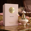 Grezna Juman Precious Eau de Parfum produkta prezentācija, kurā uz elegantas marmora virsmas ir izvietota 100 ml pudelīte ar maigu toni, kas atrodas blakus greznai, rakstainai dāvanu kastītei.