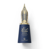 Le Falconé Risala Autograph 100 ml smaržu pudelīte ar zelta krāsas vāciņu ar pildspalvas spalvu. Tumši zilas krāsas 100 ml pudelītes "Risala Autograph" studijas kadrs, kurā izcelts gludais siluets un izteiksmīgais zelta vāciņš, kas veidots kā pildspalvas spalvai līdzīgs vāciņš.