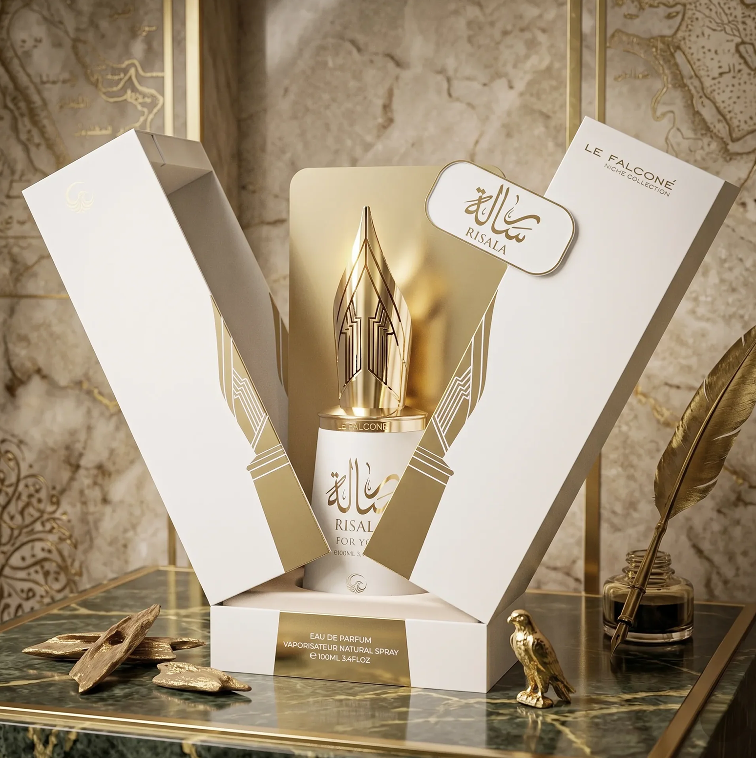 Grezna Risala For You Eau de Parfum produkta prezentācija ar 100 ml balto un zelta pudelīti ar raksturīgo vāciņu ar pildspalvas spalvu, kas izvietota elegantā dāvanu kastītē ar spalvas pildspalvu un tintnīcu uz marmora virsmas.