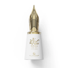 Le Falconé Risala For You 100 ml flakona tuvplāns ar zelta krāsas vāciņu ar pildspalvas spalvu. Risala For You 100 ml smaržu flakona tīrs studijas kadrs, kurā izcelts tā gludais baltais korpuss un sarežģītais, skulpturālais zelta krāsas vāciņš ar strūklakas pildspalvu un nazi, kas raksturo šo unikālo nišas aromātu.