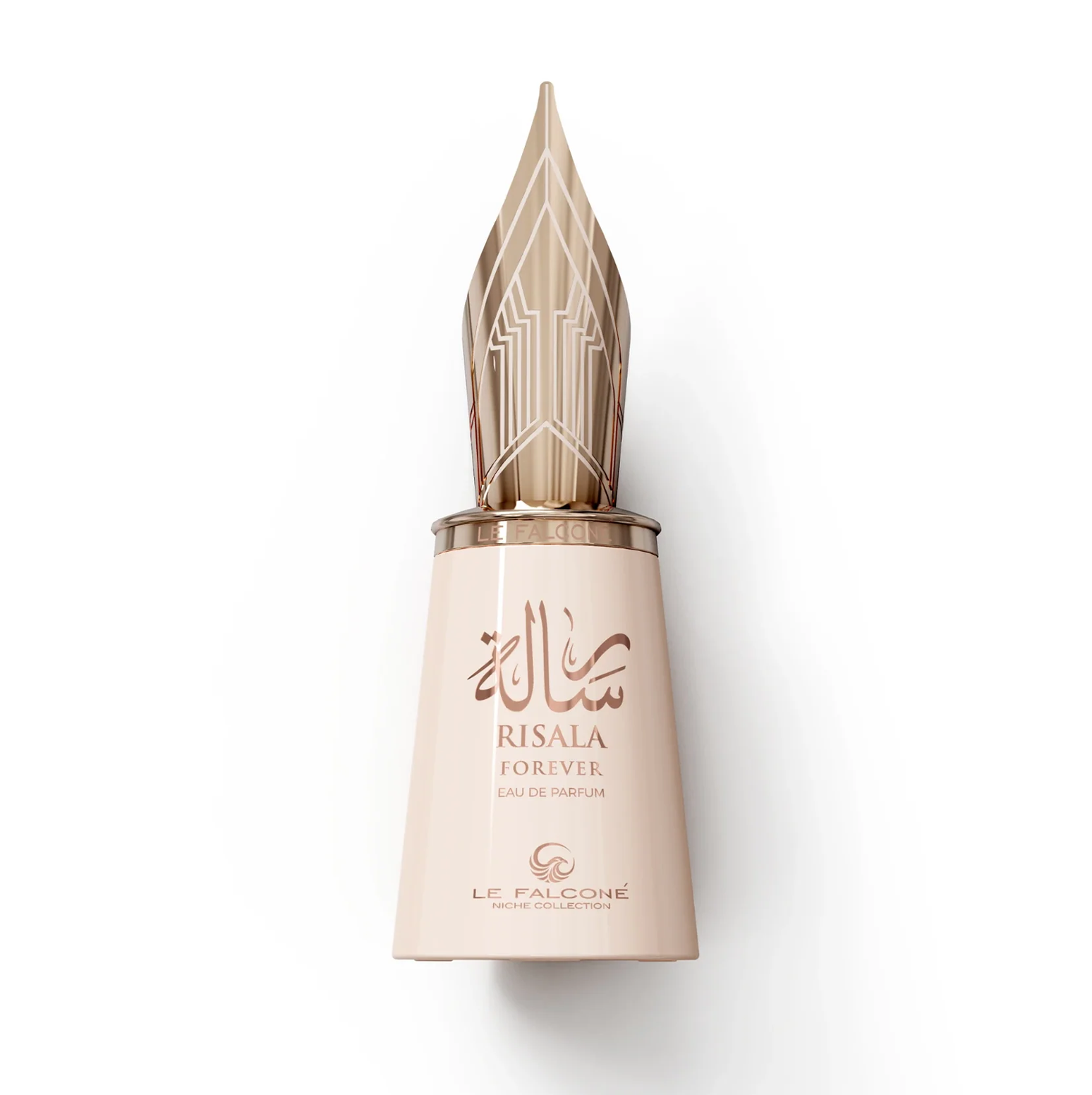 Le Falconé Risala Forever 100 ml flakona ar zelta krāsas vāciņu ar pildspalvas spalvu tuvplānā. Risala Forever 100 ml smaržu pudelītes tīrs studijas kadrs, kurā izcelts tās gludais korpuss un sarežģītais, skulpturālais zelta krāsas vāciņš, kas raksturo šo unikālo nišas aromātu.